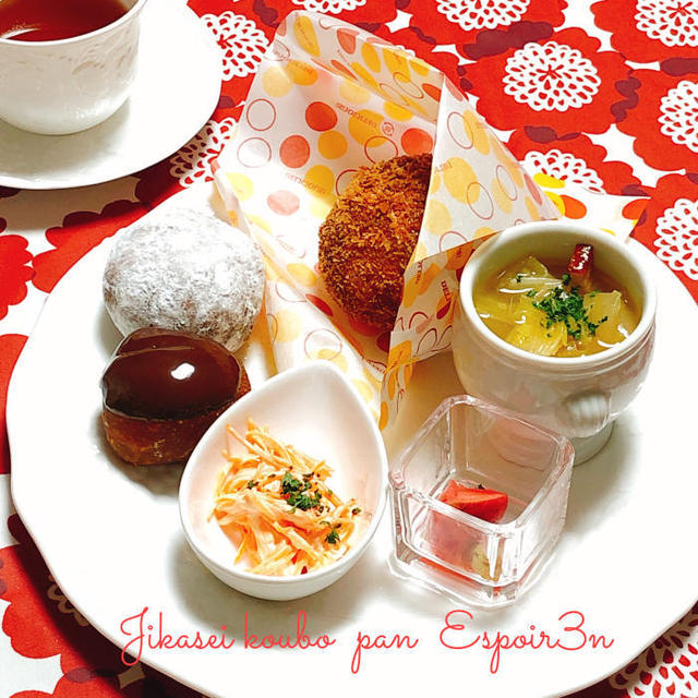 和牛カレーパン&あんドーナツ&オレンジチョコドーナツの料理