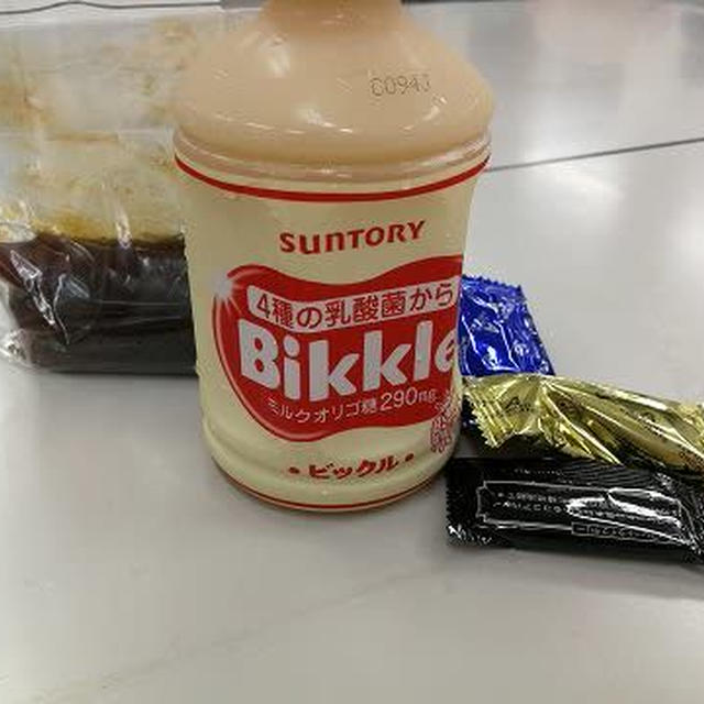 今日のおやつ♪ 手作り梅ジャムとビックルと個包装チョコレート