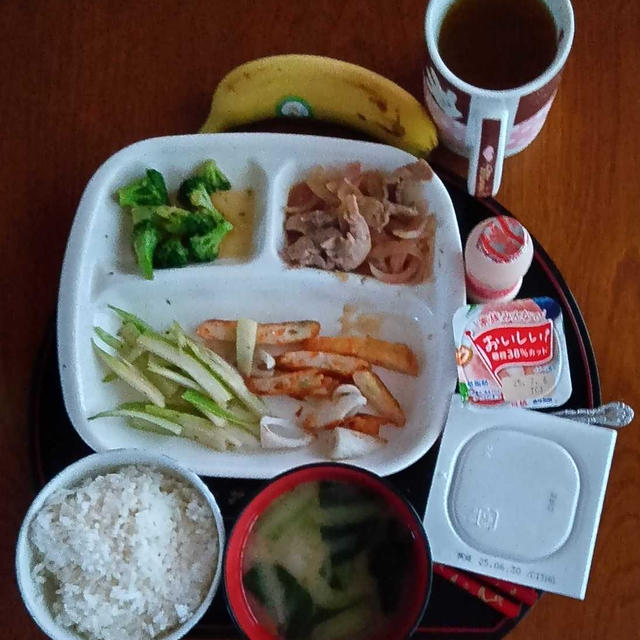 朝ご飯は８時15分　セロリ炒めと豚肉炒め
