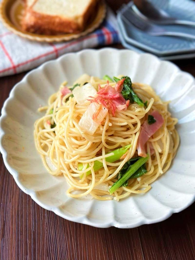カブを丸ごと堪能☆カブとカブの葉のエビガーリックパスタ