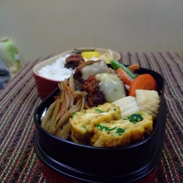 チーズハンバーグお弁当とお弁当箱。
