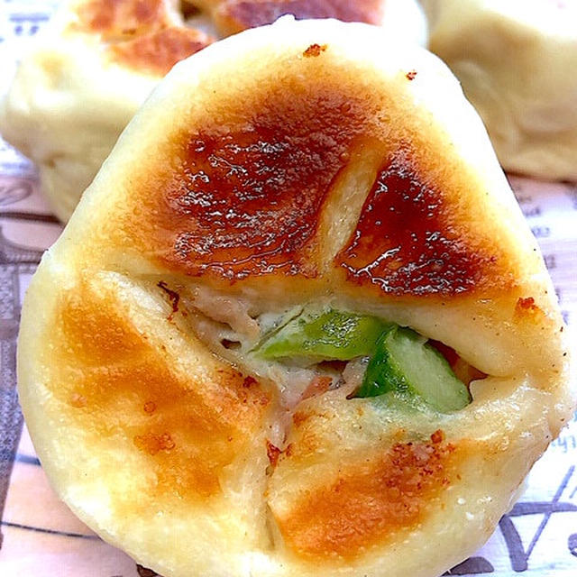 春のお野菜のグリーンアスパラガスで！「フライパンで作れるアスパラとベーコンの春色ブレッド」