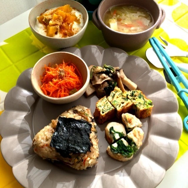 息子ごはん　鶏ささみのほうれん草チーズ巻きと 人参サラダ