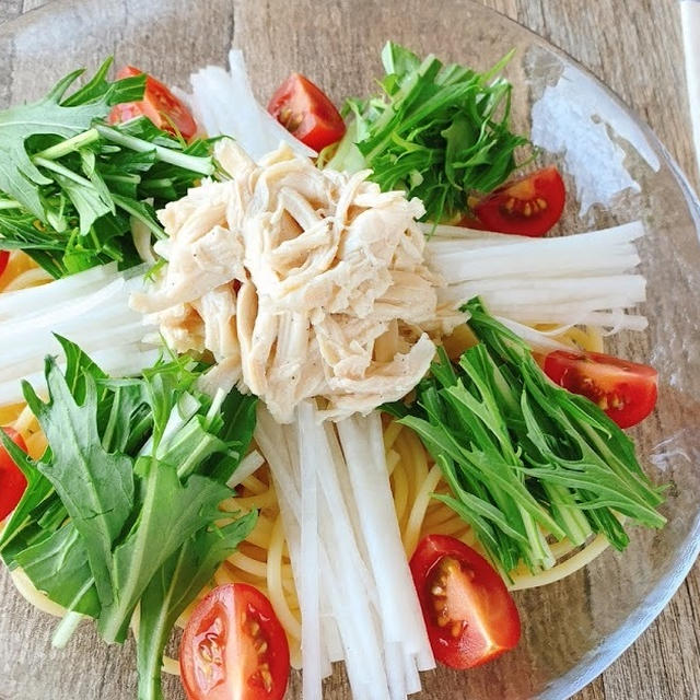 【ドレッシングで簡単】ささみとたっぷり野菜のサラダパスタ