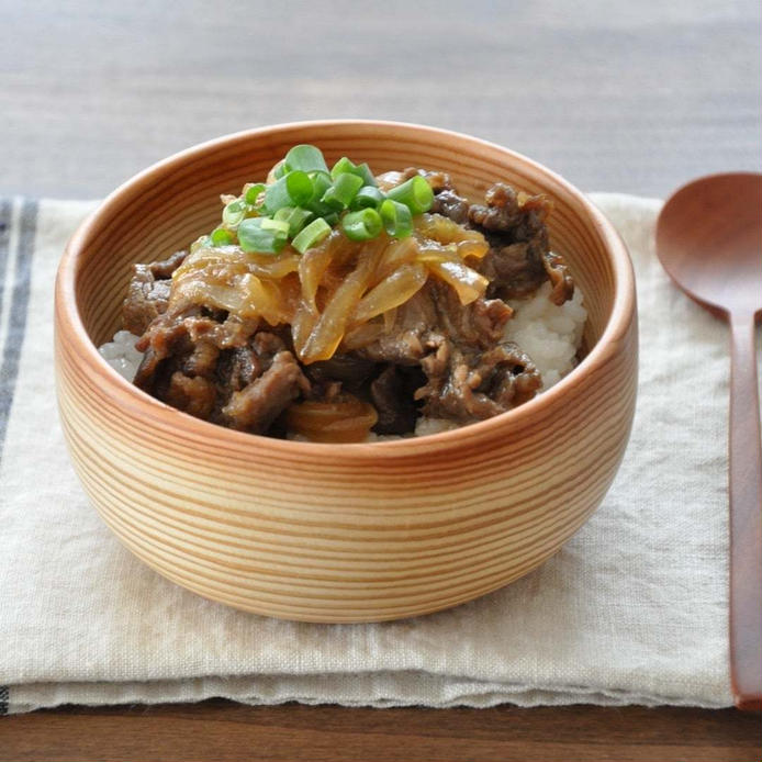 木の茶碗に盛りつけられた牛丼