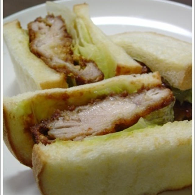 谷食パンと、チキンカツサンド。