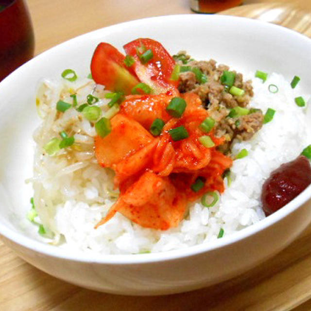 見た目シンプルなビビンバ丼と青い空☆