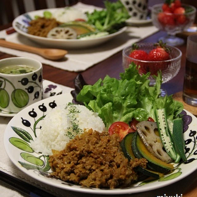 ドライカレー　野菜を添えて。