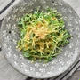 【macaroniレシピ部】生でシャキシャキ。豆苗とクリームチーズのエスニックサラダ