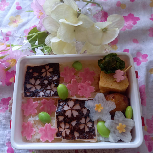 桜づくりで春弁当〖デコ弁〗