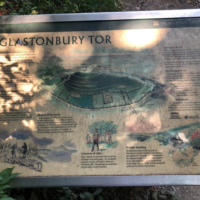 イギリスのパワースポット「グラストンベリー・トー（Glastonbury Tor)」に登りました