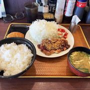 厚切りポーク定食白米大盛り＋みそ汁・えびクリームコロッケを食べる 〜かつ庵〜