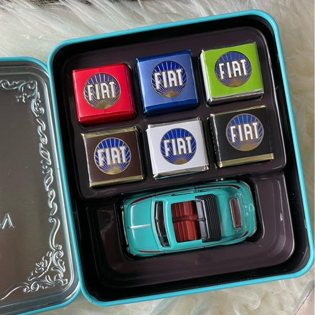 バレンタイン第1弾♪ FIAT500のミニカー缶とラルフローレンの靴下
