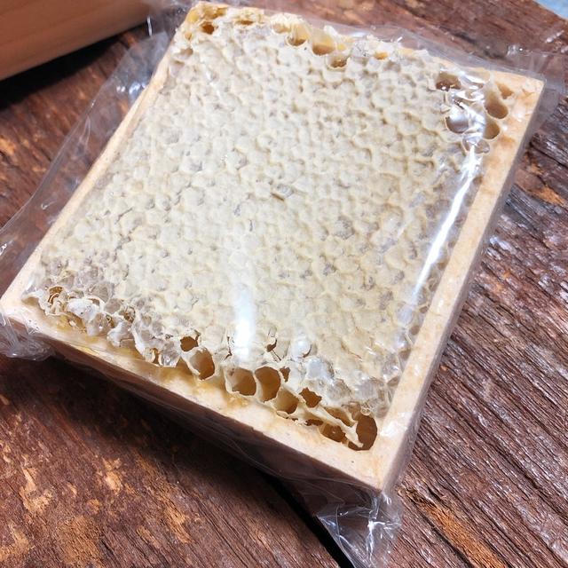 九州蜂の子本舗　みつばち工房　花の道　国産巣みつ、すごい。