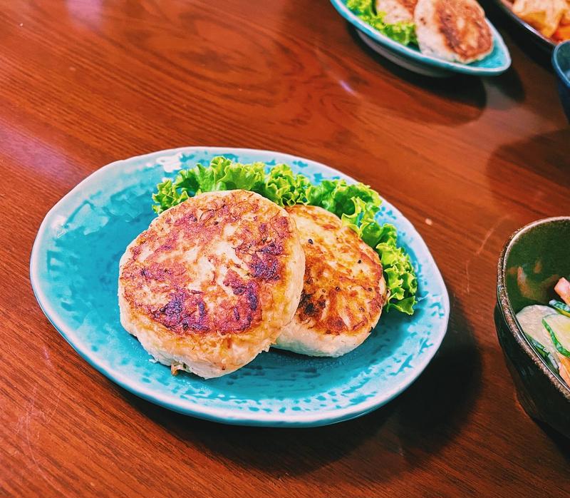 余ったキャベツで！「ごま油が香ばしい♡ふわふわ鶏つくね」