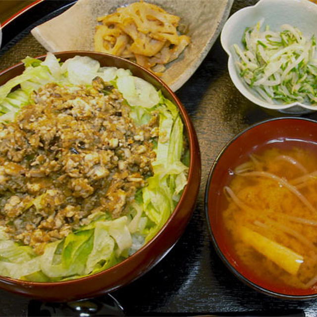 肉味噌風豆腐と野菜味噌の丼