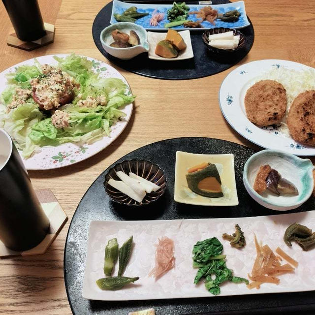 キャリーオーバーの揚げ物盛り合わせとなんちゃってジンギスカン、小鉢7品で晩酌