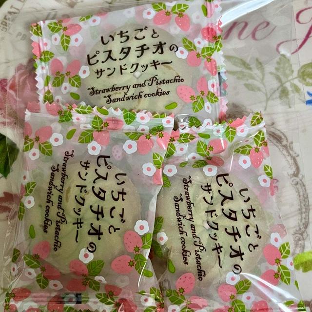【数量限定】宝製菓 いちごとピスタチオのサンドクッキー
