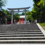 初夏の神社。