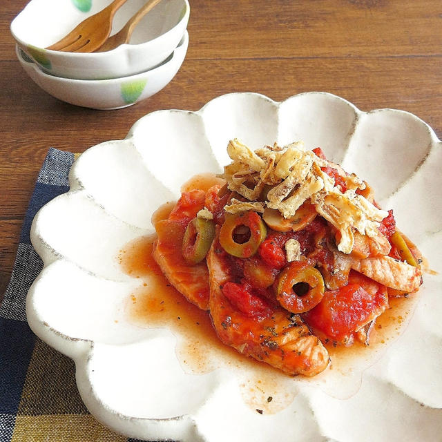 【マッシュルームレシピ】おうちで簡単イタリアン♪鮭とオリーブのトマトバジル煮込み