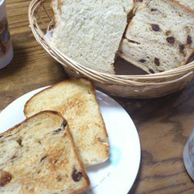 またまた食パン。ドライいちじくの食パンと豆腐と蜂蜜の食パン♪