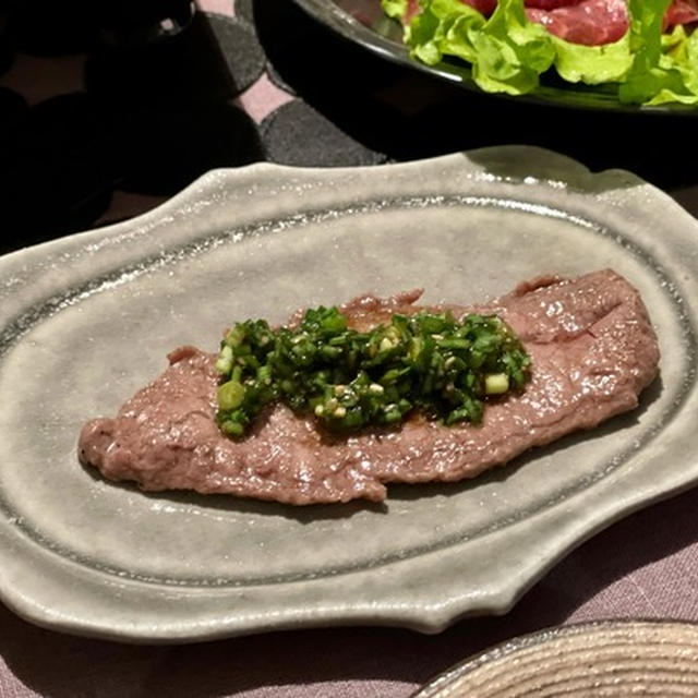 コストコのお肉で焼き肉　ニラだれを乗せたら美味しかった♪