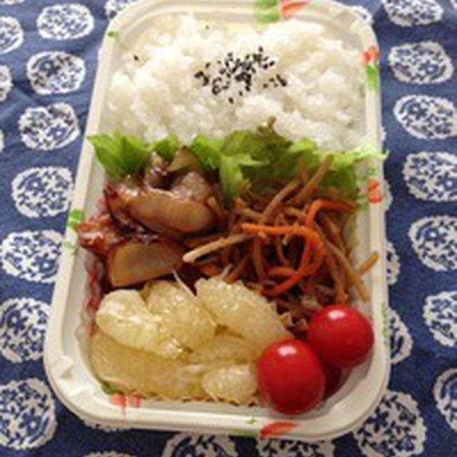 パックでお弁当。トリモモとタマネギの唐揚げ