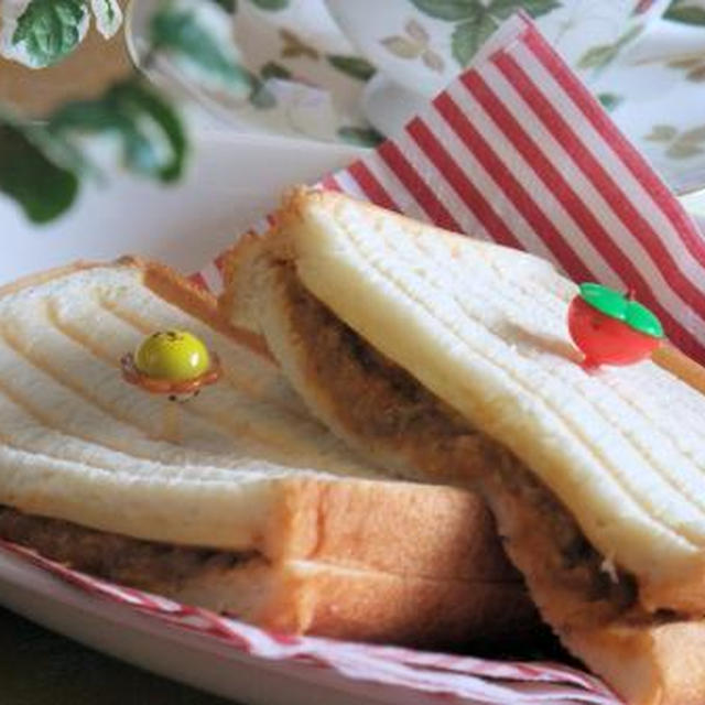 チーズがとろける～♪我が家のキーマカリー入りホットサンド