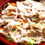 タジン鍋で作る「豚肉とたっぷりキャベツ千切り蒸し鍋」（日本酒で旨みアップ！）