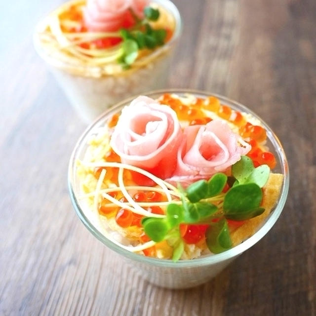 薔薇のカップ押し寿司＆大きなデコハンバーグ