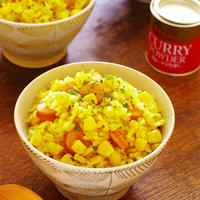 とうもろこしの優しい自然の甘さとシャキシャキ食感がたまらない★とうもろこしの芯も一緒に炊いて風味倍増☆ソーセージと玉ねぎの旨みとスパイシーな風味で箸が止まらないヤミツキな美味しさ♪簡単に作れるので夏のランチのご飯にぴったり！！！「とうもろこしとソーセージのスパイシー炊き込みご飯」【レシピ1887】【スパイス大使】