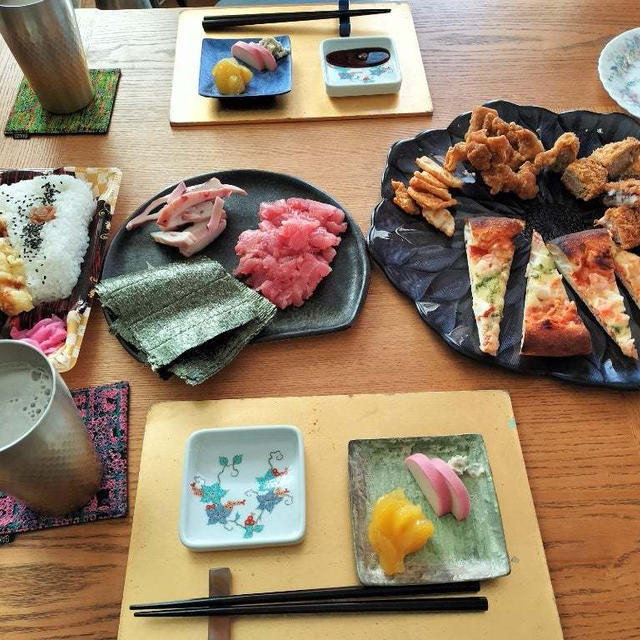 買い惣菜の盛り合わせプレートとお弁当、まぐろのすき身とかでダラダラ昼夜呑み