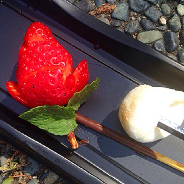 BBQでいちごの薔薇ポッキー。