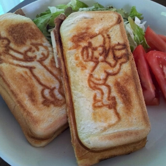 朝食は、「さるのジョージ ホットサンド」