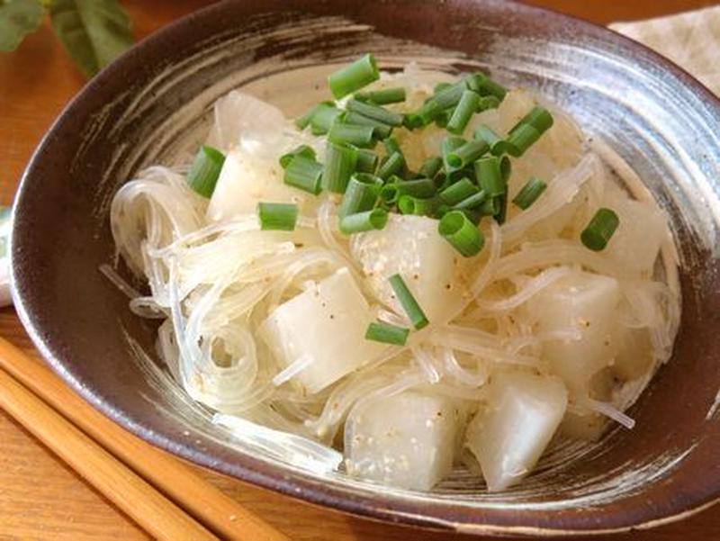 こう見えてうま味がギュッ♪　コロコロ大根と春雨のうま塩煮