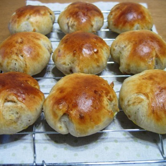 くるみチーズ入り全粒粉パン、チャーハン定食？