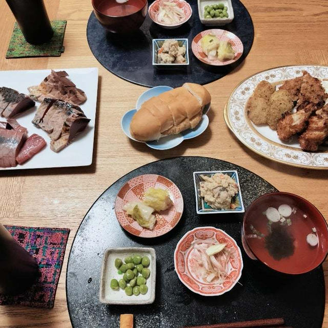 休日につき買ってきたお刺身、揚げ物、お惣菜並べてお手抜き晩酌