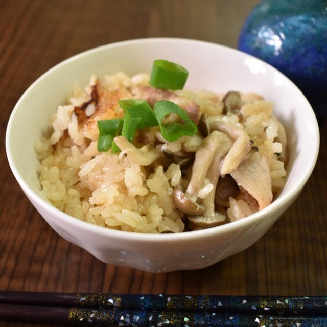 最初に炒めるのがポイント♪豚肉としめじの炊き込みご飯