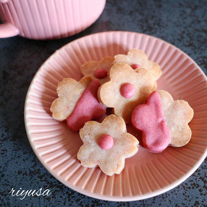 ピンク色の器にのせられたいちごチョコの米粉クッキー