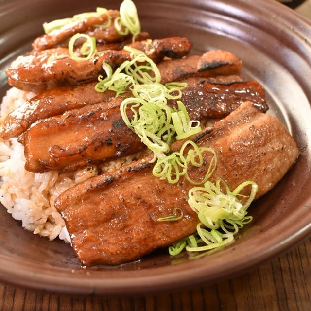 脂でご飯が進む♪マグロすき身の蒲焼丼