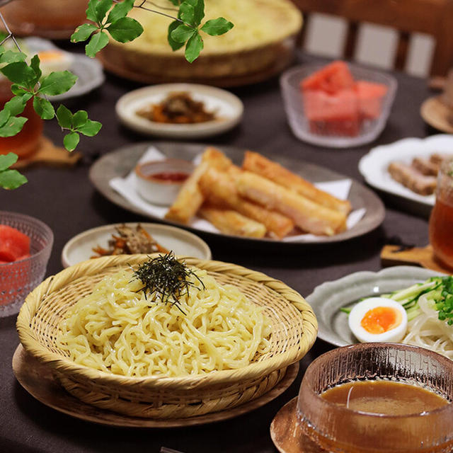 【献立】ざる麺と、溢れたチーズの春巻きと。