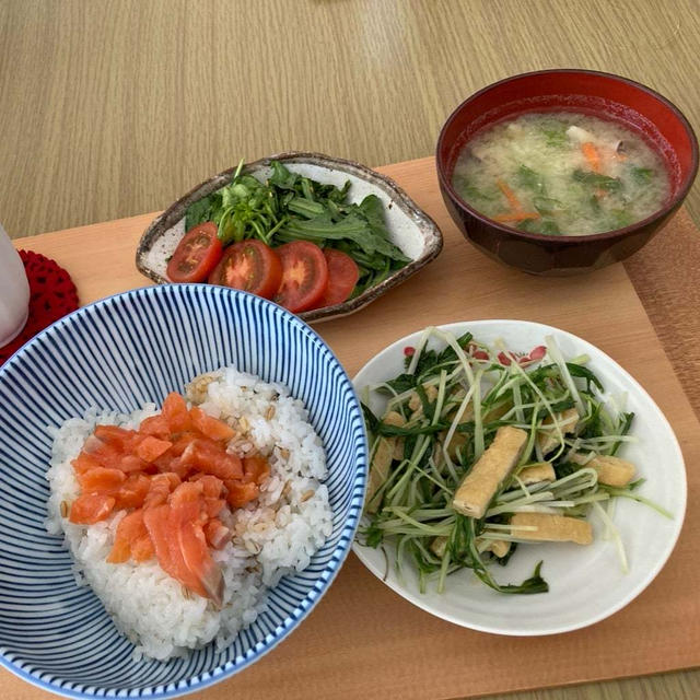 半額商品で〜サーモン丼と色々おかずのお昼ご飯