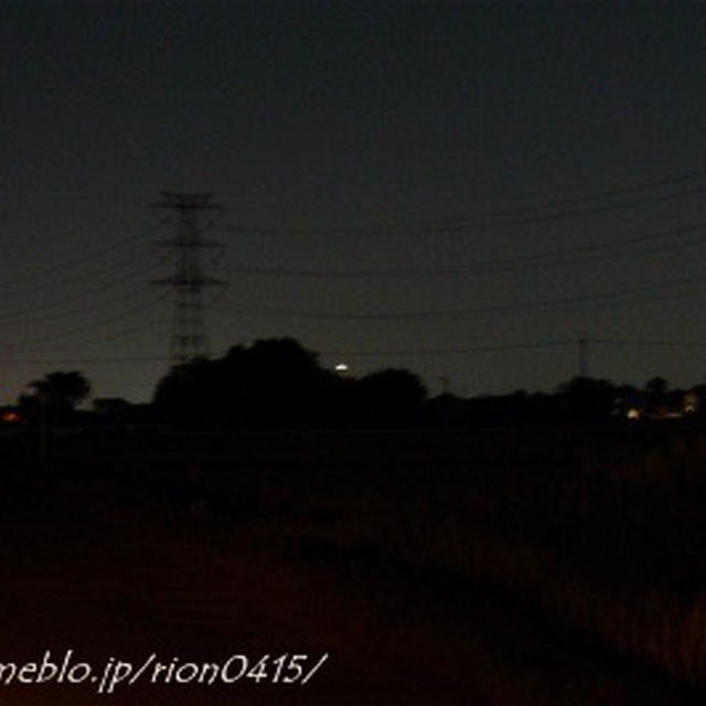 夜空に飛行物体が。。(￣□￣；)