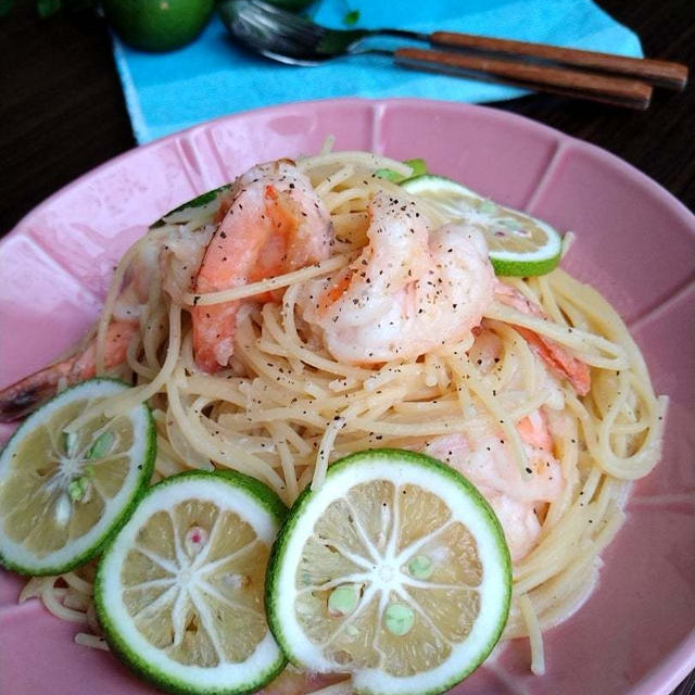 フライパンて１５分☆プリップリエビのほんのり甘酸っぱい♡ミルクかぼすパスタ【大分県産かぼす】