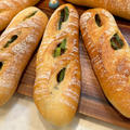 ベーコンがフランスパン生地によく合うアスパラベーコンのミニバゲット