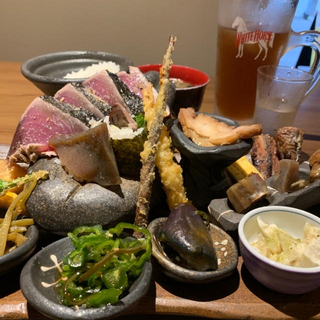 高知流の極厚鰹たたきで呑める、三条商店街「炉端焼　高知」さんで昼から一献