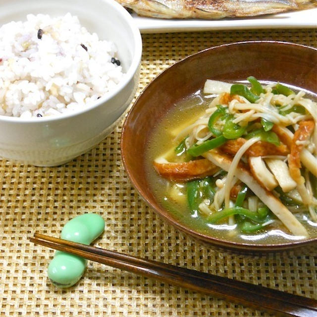 簡単ほっこり晩ご飯は雑穀米とやさしい煮物のおかずで充電！ちくわとえのきとピーマンの簡単煮浸し。