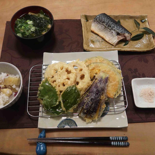 野菜の天ぷらとさつまいもご飯の晩ご飯と　菊の花♪