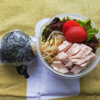 6/23(水)玄米おにぎりとサラダ弁当