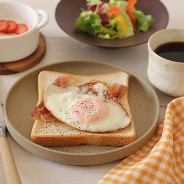 ベーコンエッグトーストな朝ごはん